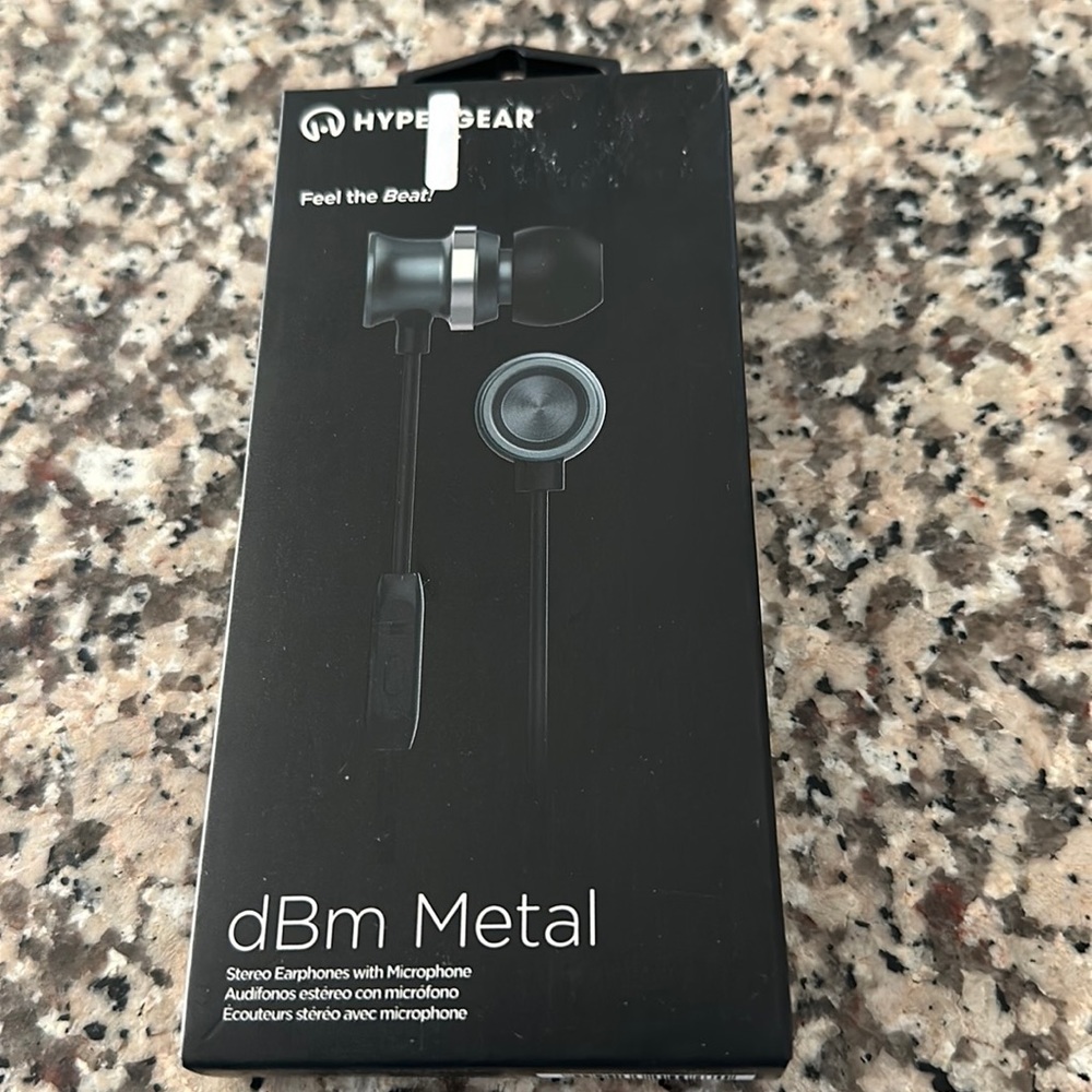 NWT HYPERGEAR Stereo Earphones w/ Microphones. High Definition, Noise isolation.